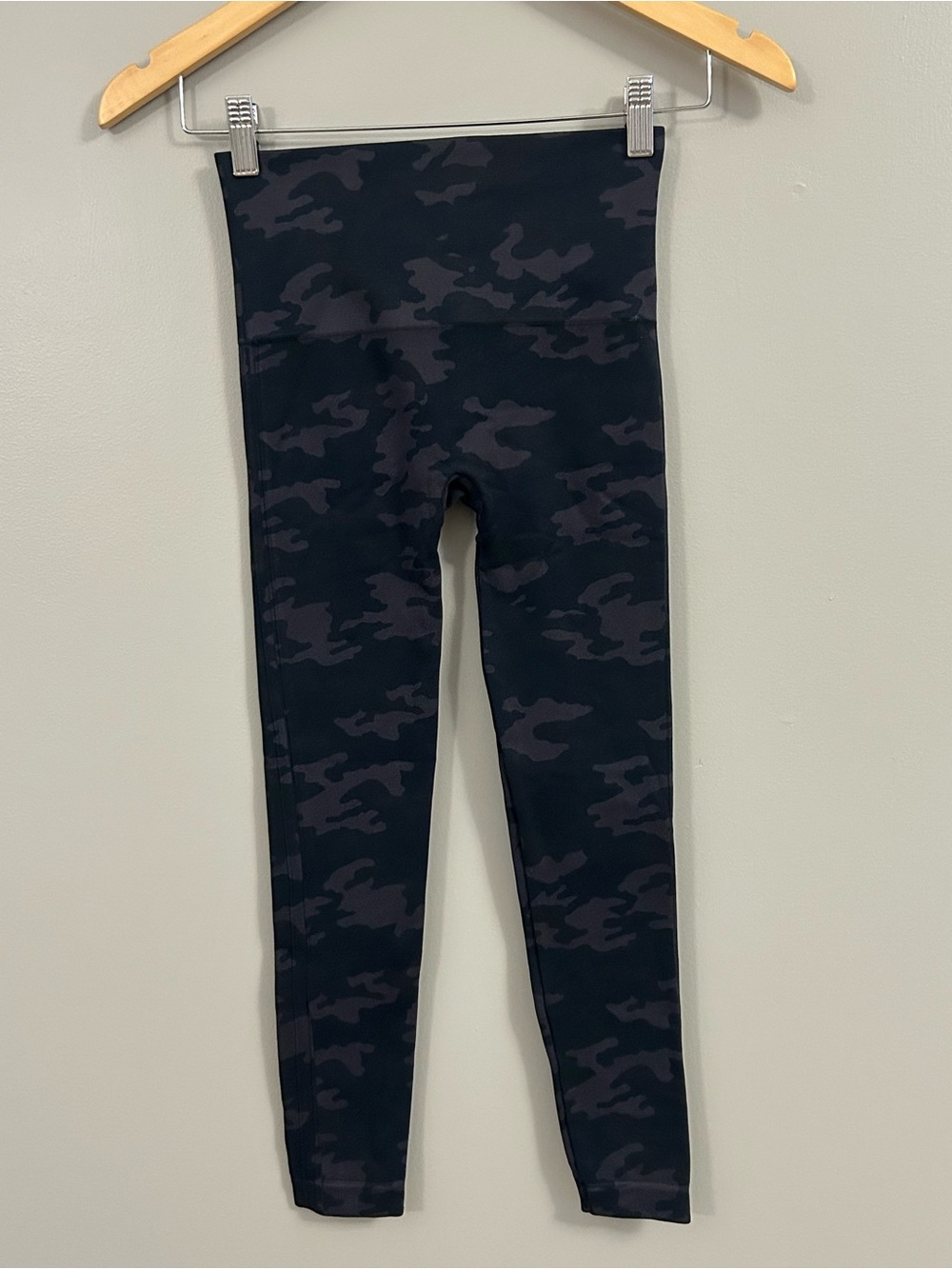 SPANX Black and Dark Gray Camo High-Rise Leggings XS